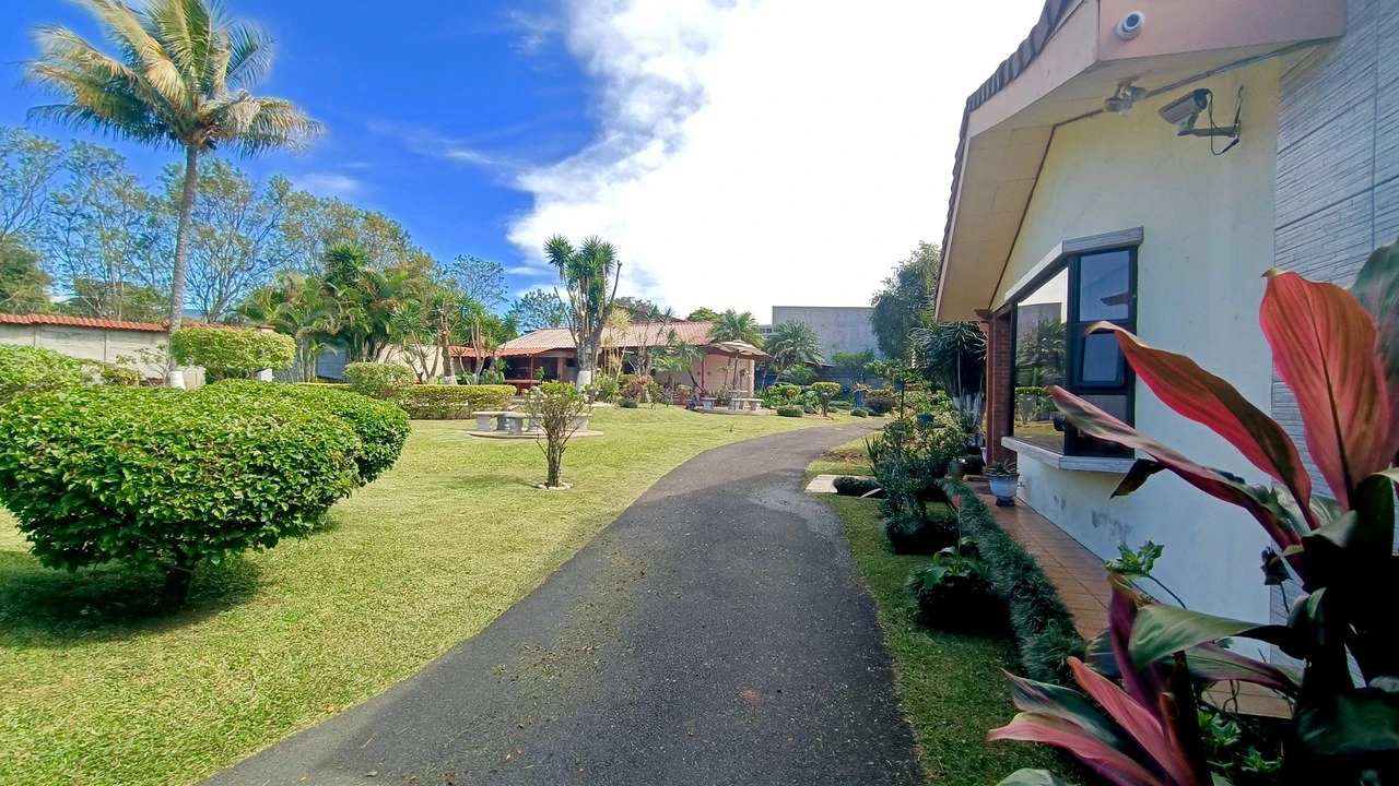 Beautiful investment property with cabins, house and apartments - Gallery image 19