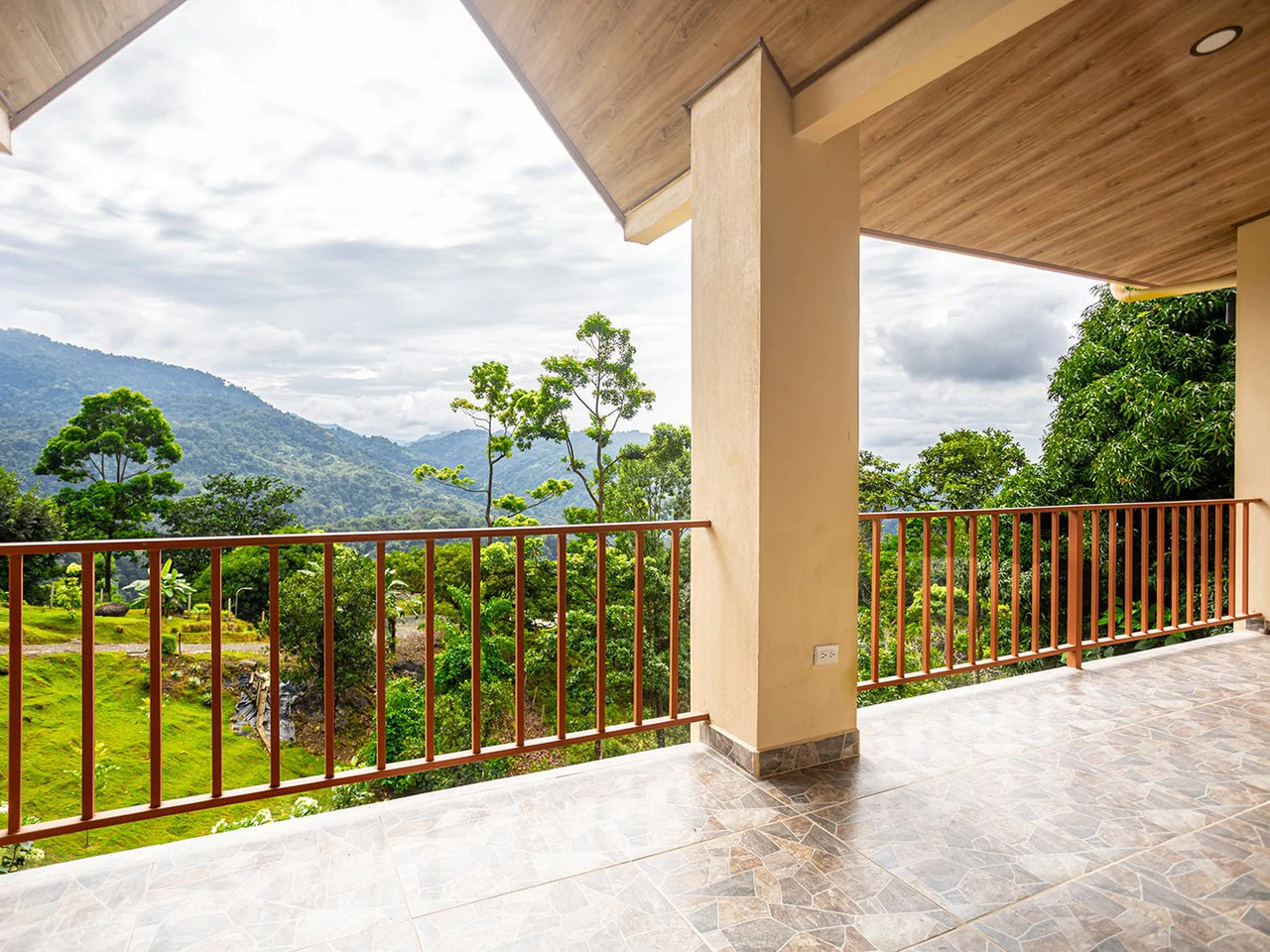 11.25 ACRES- 4 Bedrooms, Two Homes, Panoramic Ocean & Mountain Views With Stream, 30+ Fruit Trees, 40 Minutes to Quepos!!! - Gallery image 33
