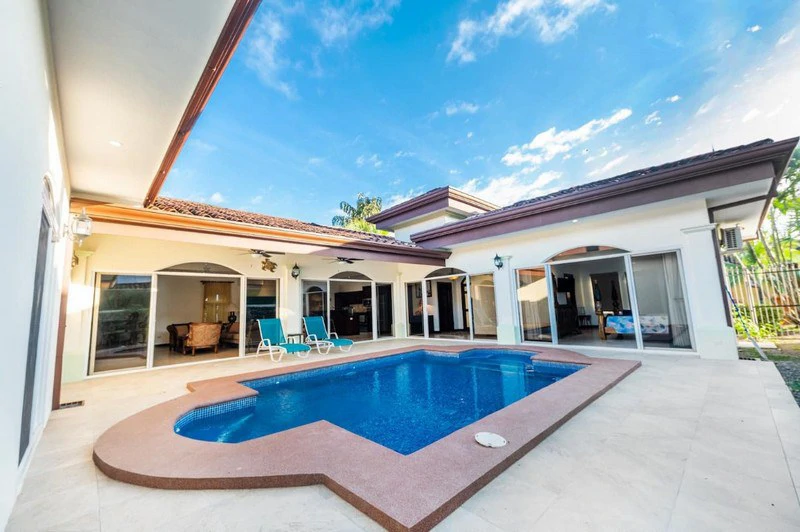 Amazing Casa Grande: Enormous Home with Pool near the Beach in a highly sought after Community! - Gallery image 5