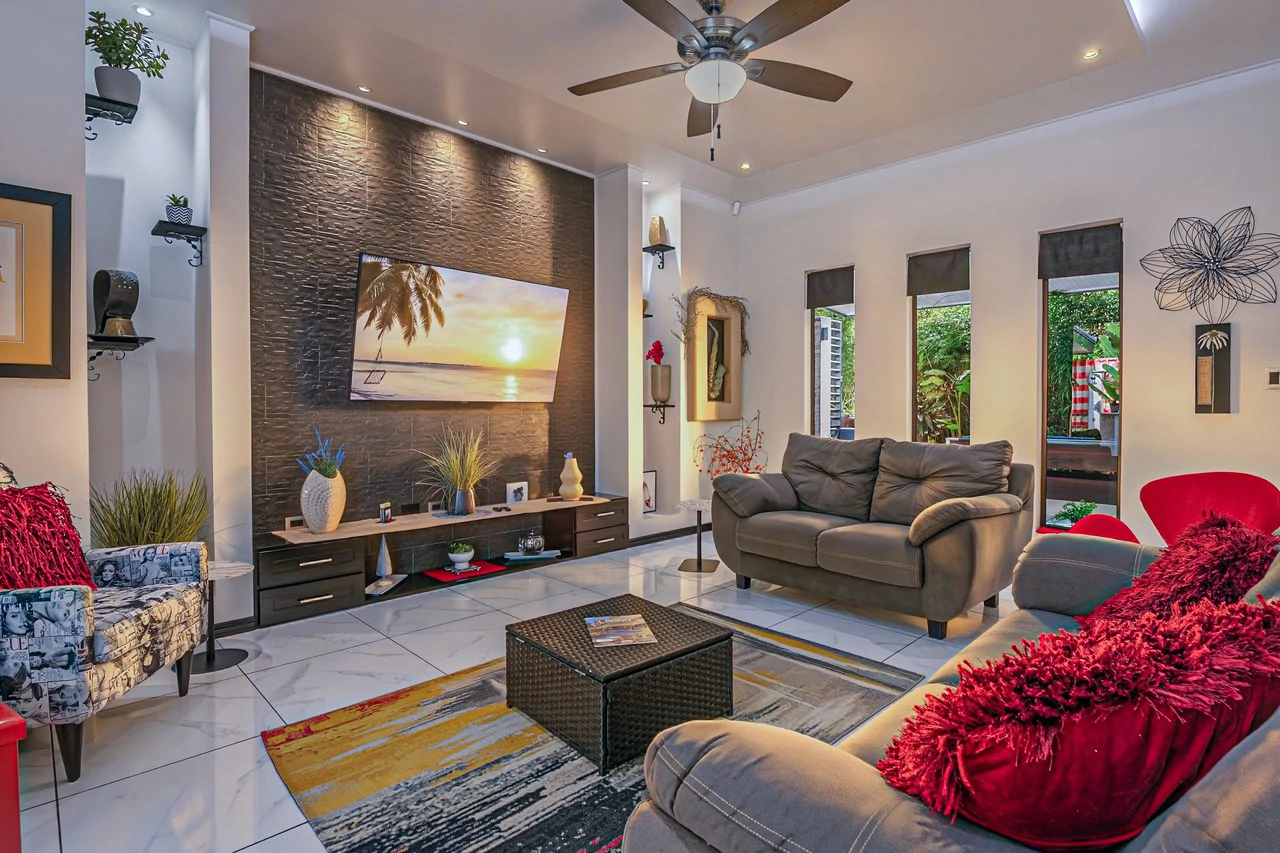 Charming 2 Bedroom Home + Studio located in heart of Uvita - photo 3