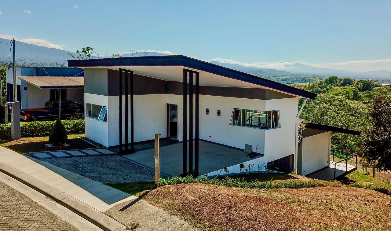 Modern House with Panoramic Views in Naranjo