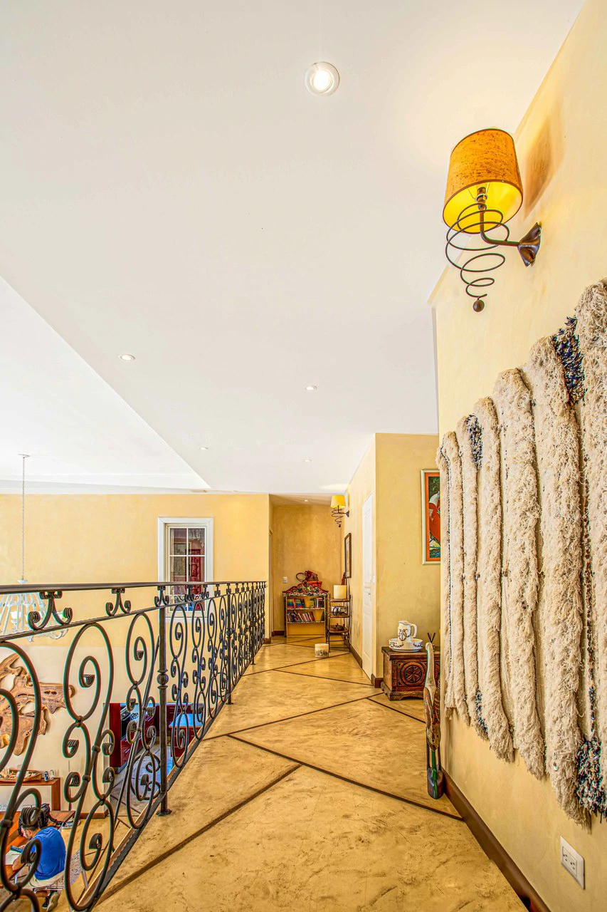 LUXURY PROPERTY HOUSE AND 5 APARTMENT SANTA ANA: Incredible property to live or invest. Ideal for single space. . This beautiful property measures 4857 m2 of lot with a street front of 23m2 and 432 m2 - Gallery image 28