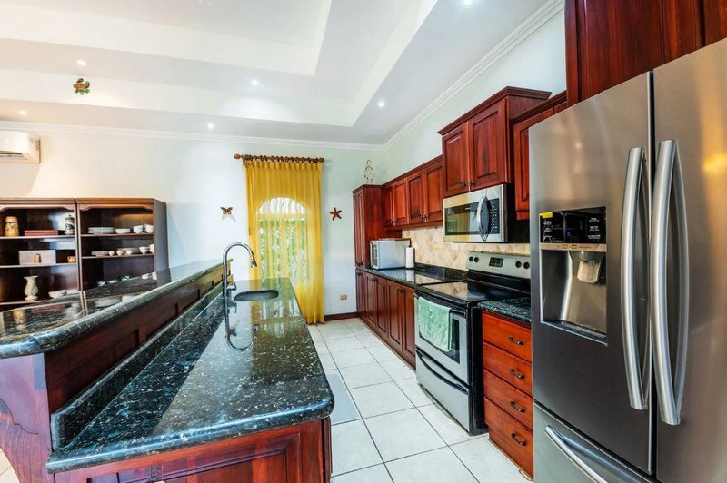 Amazing Casa Grande: Enormous Home with Pool near the Beach in a highly sought after Community! - Gallery image 11