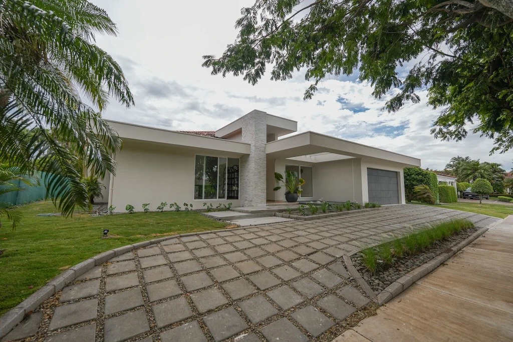 House For Sale in Lindora