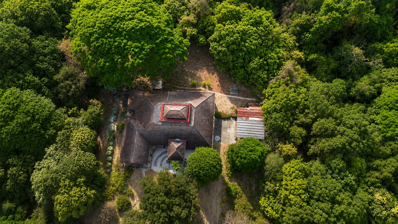 Liberia Luxury Nature Retreat: Exclusive Luxury Estate for Sale in Liberia Guanacaste with Natural Creek and Tourism Potential - Gallery image 2