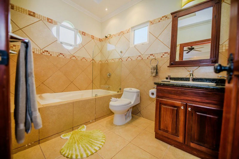 Amazing Casa Grande: Enormous Home with Pool near the Beach in a highly sought after Community! - Gallery image 26