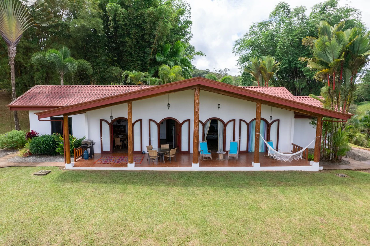 5 Bedroom Mountain Retreat Minutes from the Beach Platanillo Costa Rica - Gallery image 38