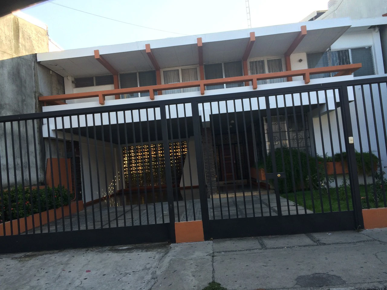 Casa grande con 8 Habitaciones: Big house with 8 rooms in pure center of Liberia - Gallery image 2
