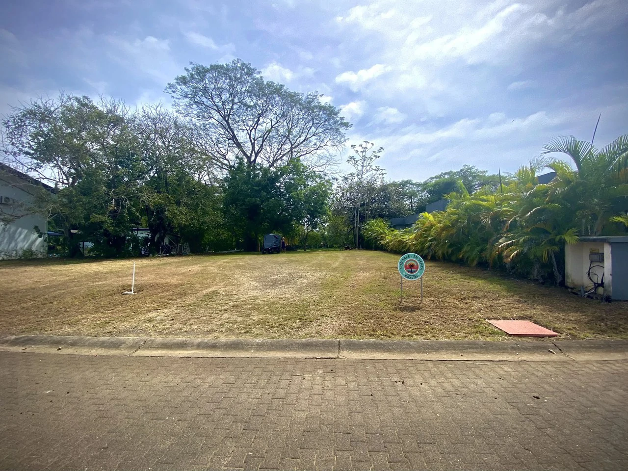 $340,000 USD Golf Garden Lot for Sale:  Build your dream home today! Gated Los Delfines Golf & Country Club Beachfront Village:  - 5 min walk to Swimming beach in Bahia Ballena on the Southern Nicoya  - Gallery image 3