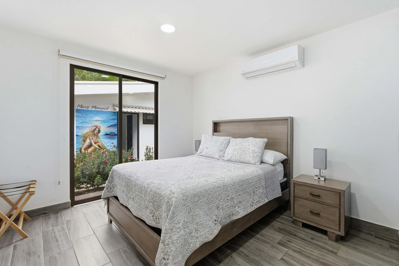 Three Mermaids: Beachfront 10-Bedroom Pod-Style Residence with Pool in Playa Flamingo - Gallery image 27