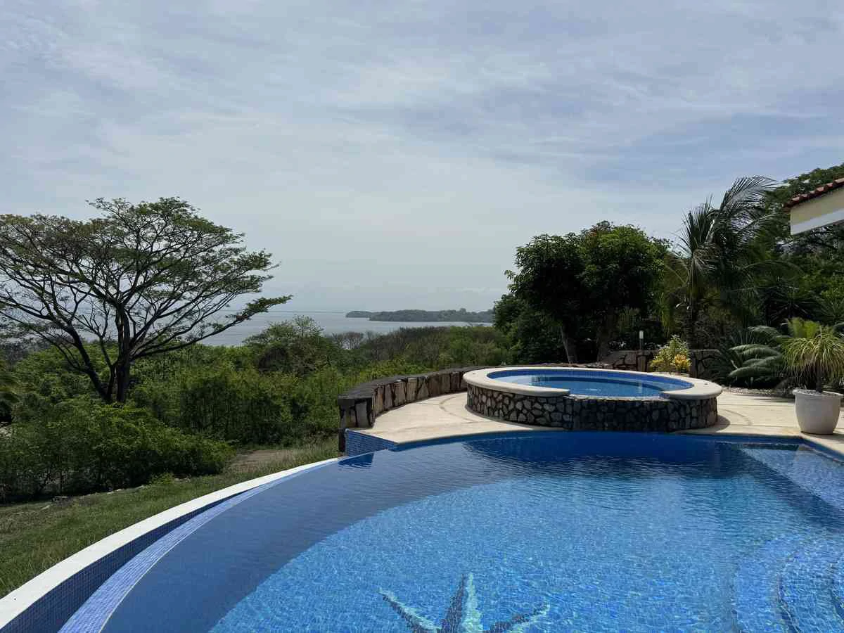 ID 4178: Elegant Coastal Villa with Infinity Pool and Lush Gardens - Gallery image 25
