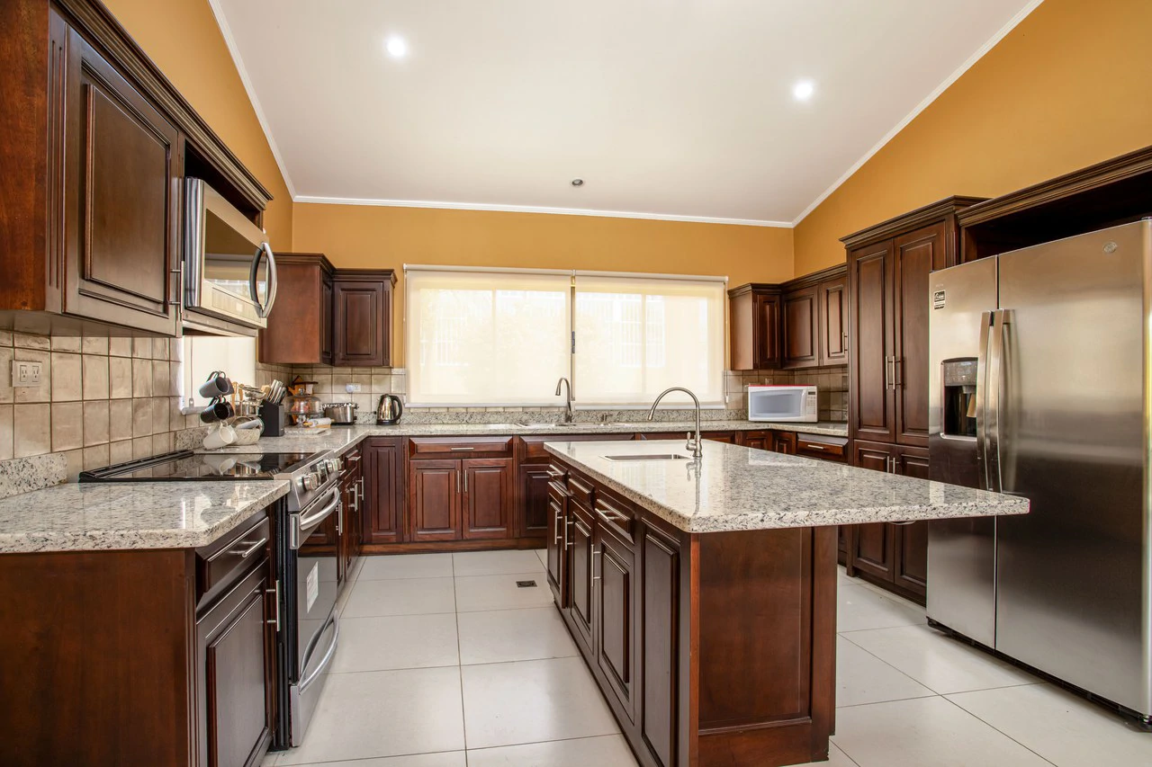 Modern Furnished Home Just 5 Minutes from Downtown Grecia - Gallery image 10