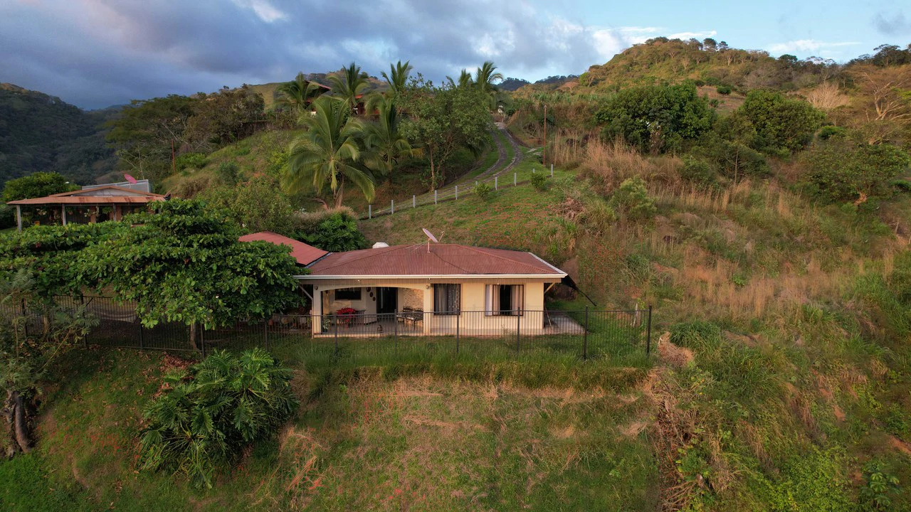 Country House in Desmonte, San Mateo: Tranquility and Nature