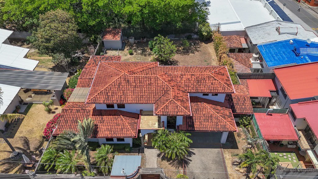 House For Sale in San Rafael - Gallery image 2