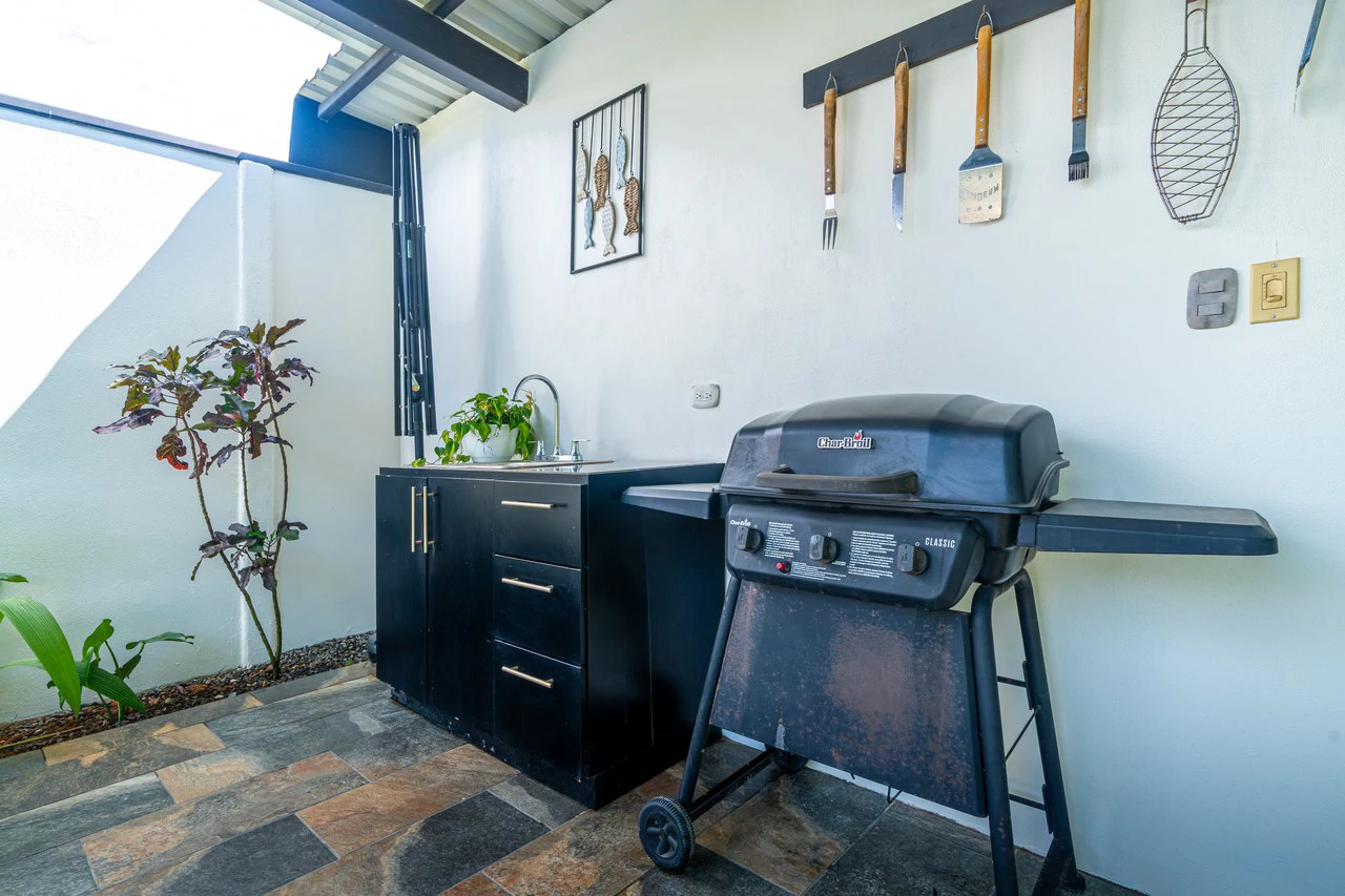 Modern 3 Bedroom Home - Walking distance to it all! - Gallery image 18