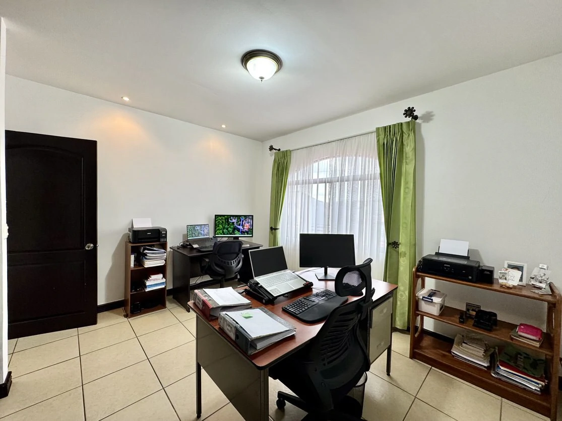 Residencial Los Crotos: Spacious 100% Concrete Home for Sale San Pablo de Heredia - Gallery image 21