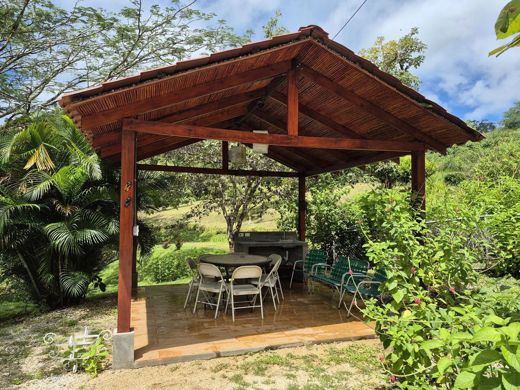 Casa Del Toro: Charm and Serenity in the Hills of Hojancha – 5-Bedroom House with Pool and Bungalow - Gallery image 6