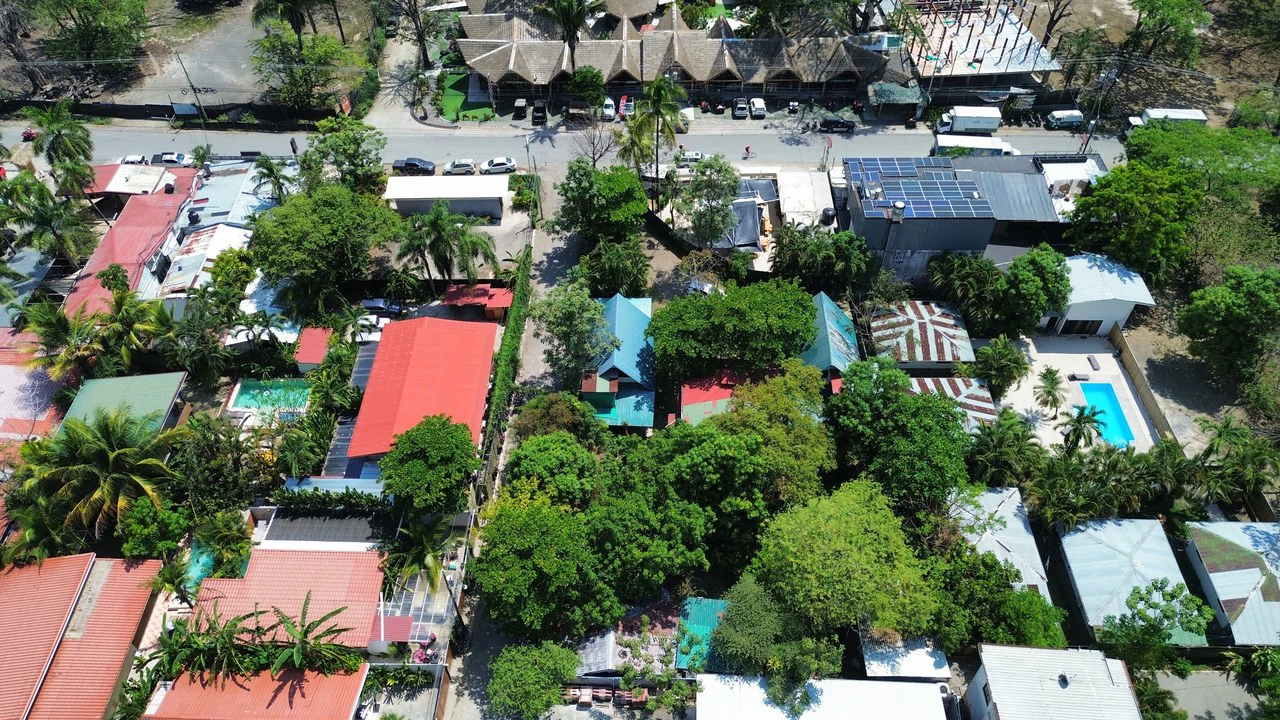 Prime Commercial Corner in the Heart of Santa Teresa: 2,000m² Corner Lot on  Santa Teresa's main road  – High Income & Development Potential - Gallery image 4