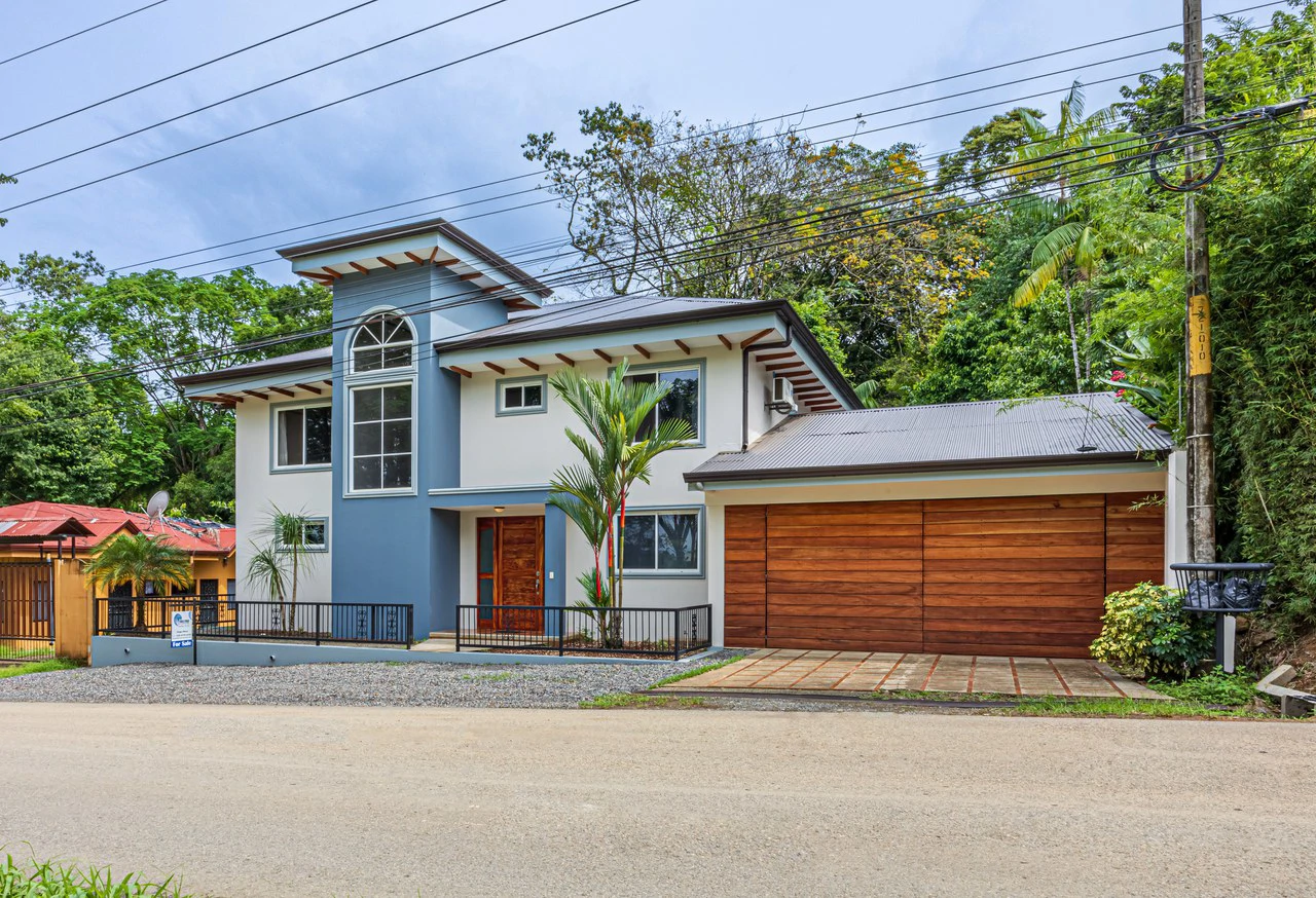 Happy Daze in Uvita: Commercial Building Opportunity in the Heart of Uvita. On Creek with Beautiful Jungle View - Gallery image 21