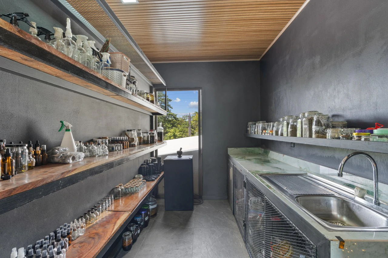 Rare Residential + Commercial: Investment Combo on Key Corridor - Gallery image 10