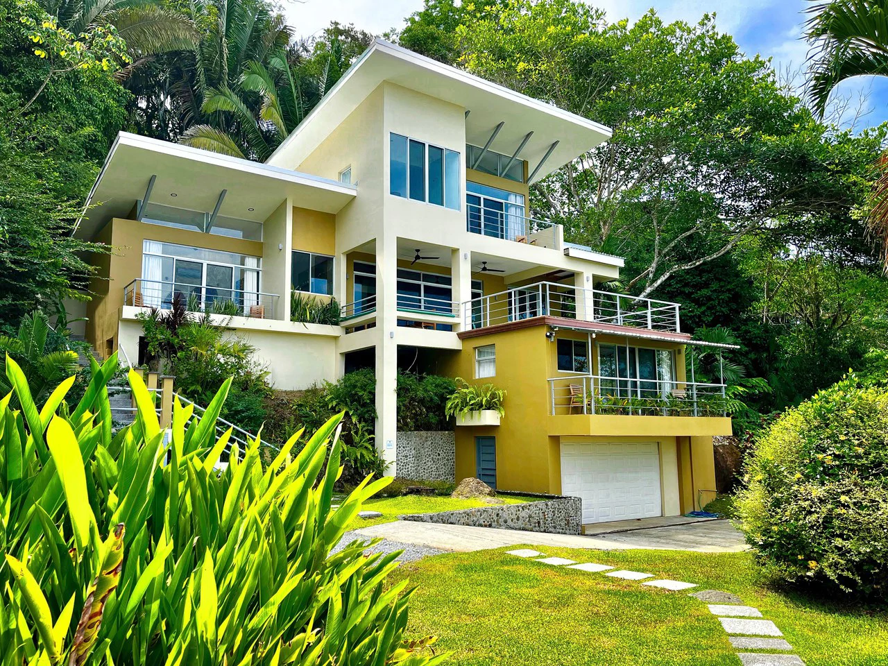 2.4 ACRES – 3 Bedroom Main Home Plus 1 Bedroom Casita And Cabina, Luxury Ocean View Property, 15min to Dominical!!: Near the Coast and Mountain House For Sale in Lagunas - Gallery image 2