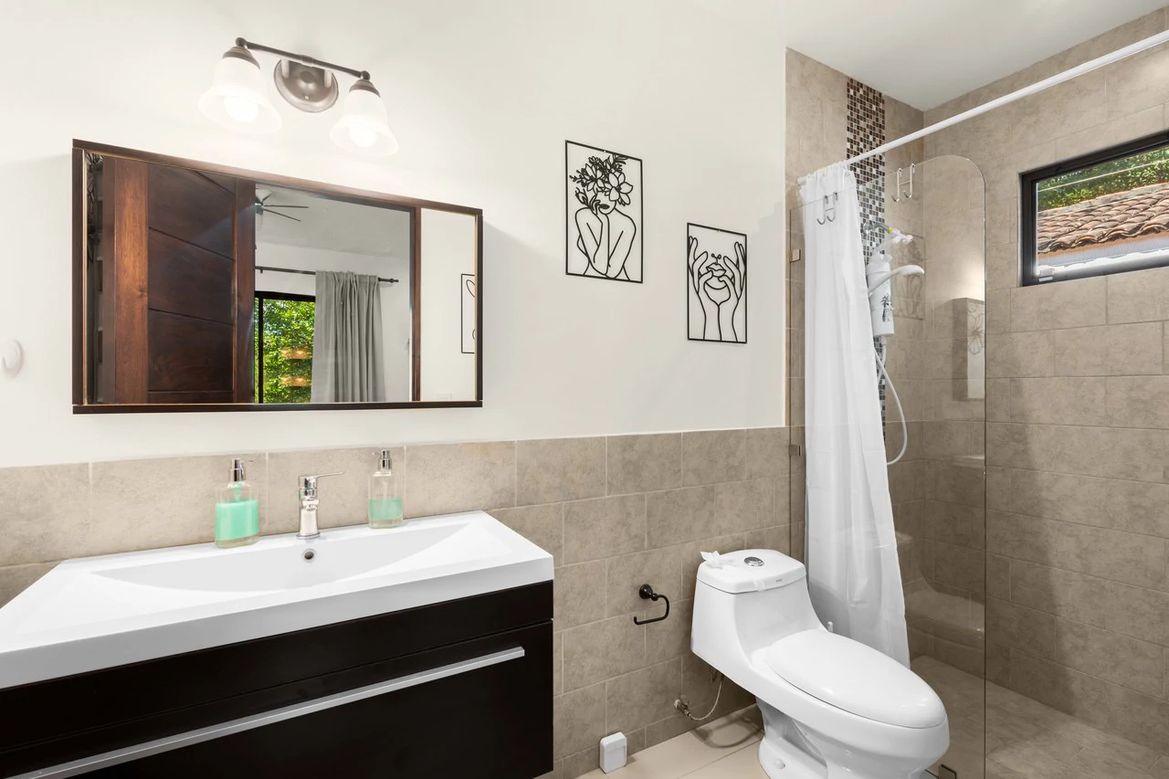 Casa Suerte: Modern 2-Bedroom Tropical Home with Pool Near Playa Potrero and Flamingo Marina - Gallery image 10