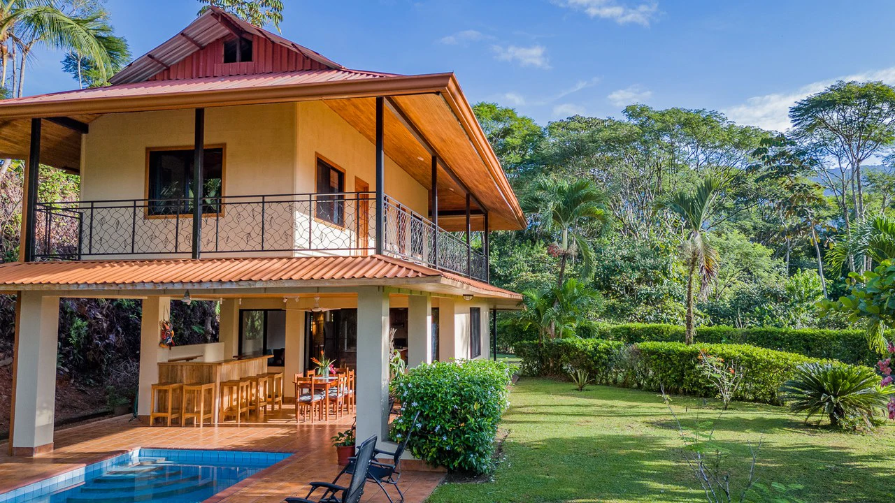 MOUNTAIN VIEW PARADISE WITH PRIVACY - 5 MINUTES AWAY FROM THE BEACH AND AMENITIES: Mountain House For Sale in Ojochal - Gallery image 7