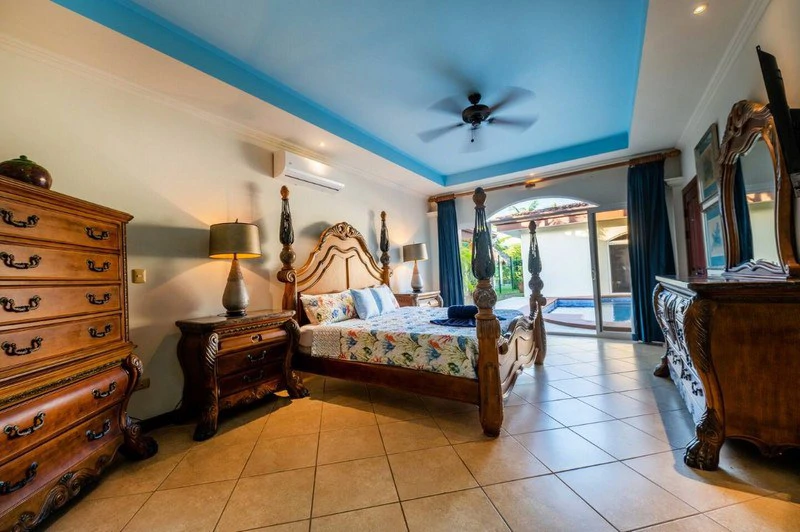 Amazing Casa Grande: Enormous Home with Pool near the Beach in a highly sought after Community! - Gallery image 18