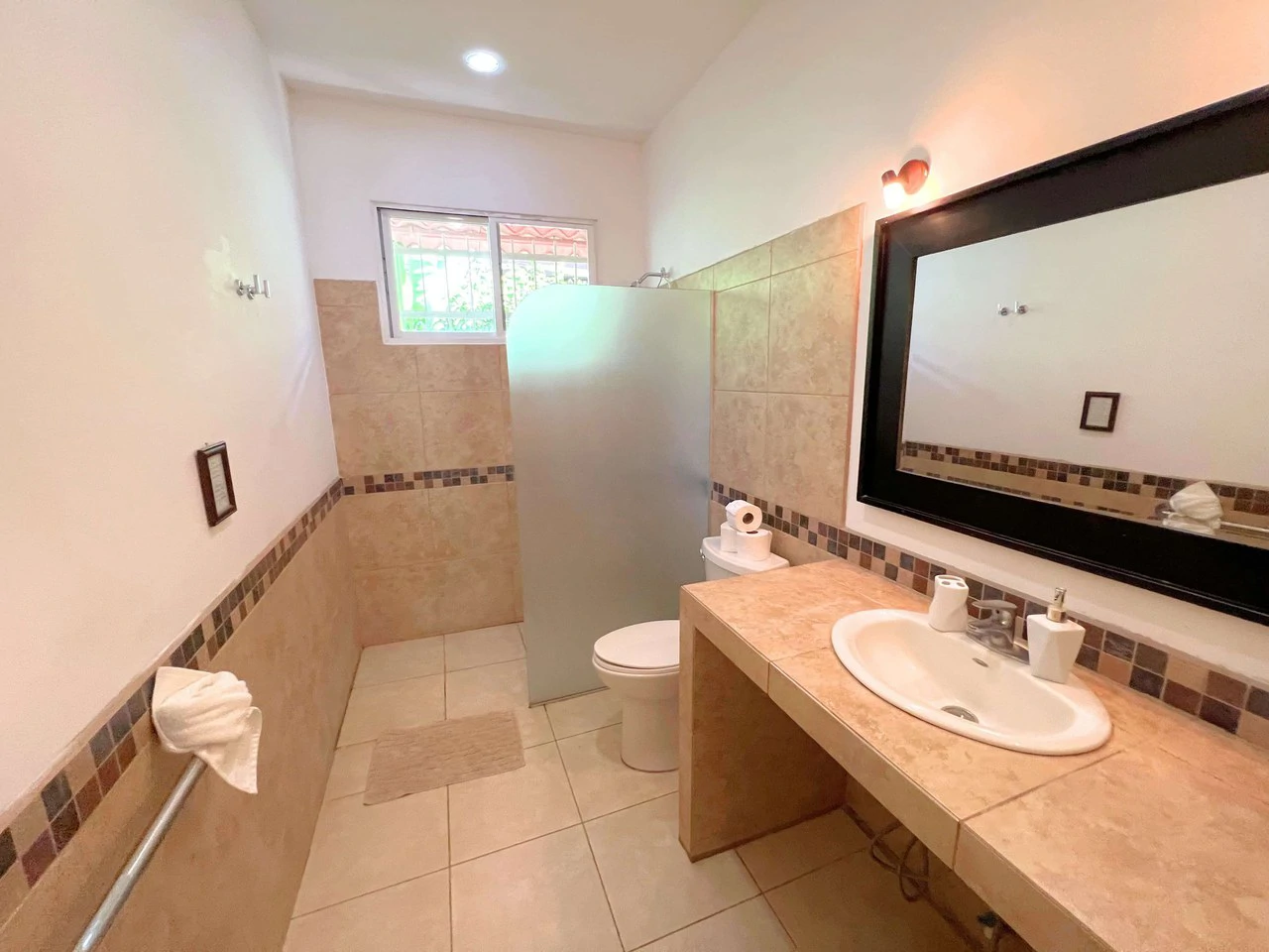 Santa Teresa 2 Bedroom House + 6 Rental Apartments: A Multi Unit Vacation Rental with Pool & Steps from the beach - Gallery image 8