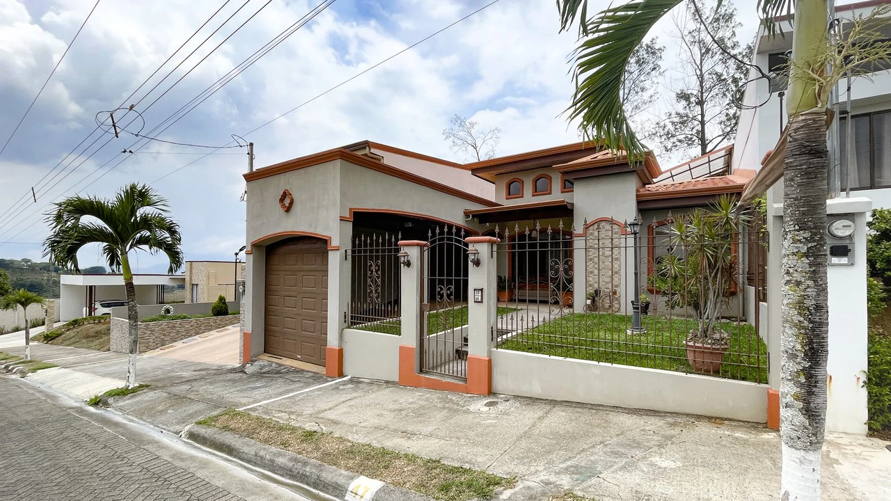 House for sale in Grecia in gated community, Las Calas