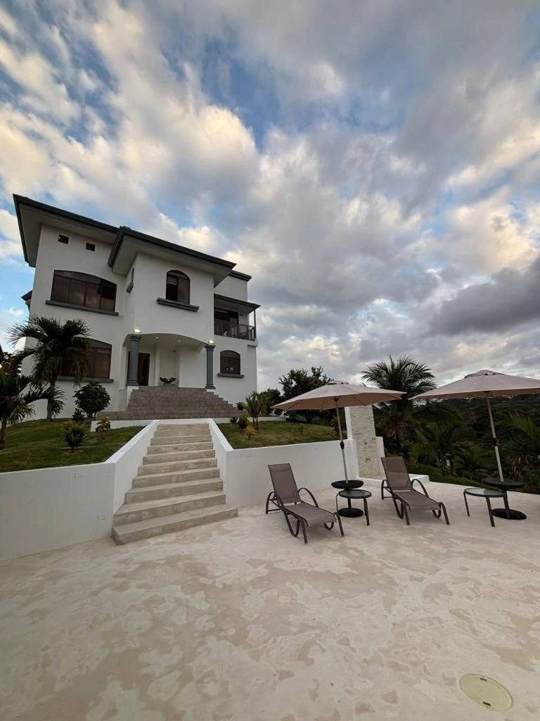 Incredible Casa Blanca in Monterrey: Pool and Huge Land Near the Beach! Financing Available
