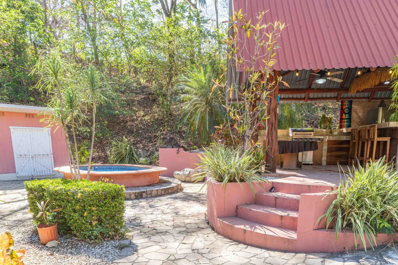 Casa Sereno: A Spacious Retreat Just Minutes From Town - photo 16