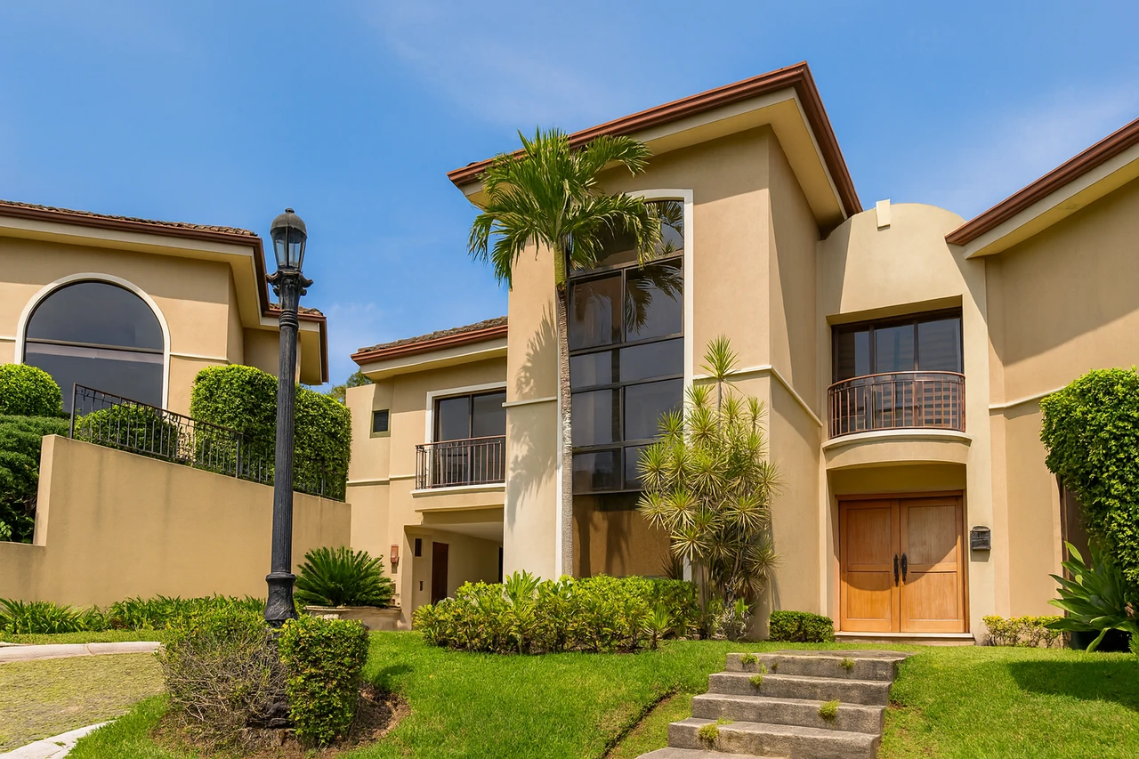 Jaboncillos LP: Elegant Townhouse in Exclusive gated community Los Pinos Escazu