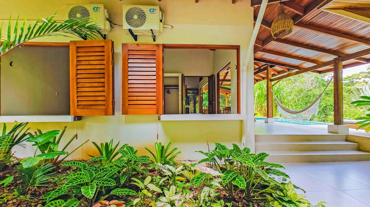 ID 498 - 3 Bd/3Ba w/Pool on 21,000m2 Lot, Punta Uva: Hilltop Estate with Expansive Outdoor Living, Infinity Pool, and Solar Power on 2.1 Hectares of Titled Land - Gallery image 4