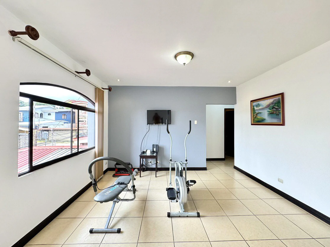 Residencial Los Crotos: Spacious 100% Concrete Home for Sale San Pablo de Heredia - Gallery image 11