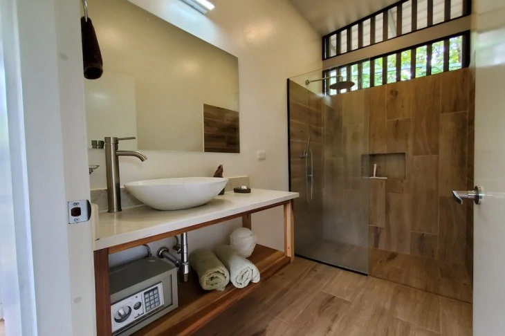 Lodge Vista Tranquila: Three Modern Lodges with Private Jacuzzis, Just Five Minutes from Sámara - Gallery image 9