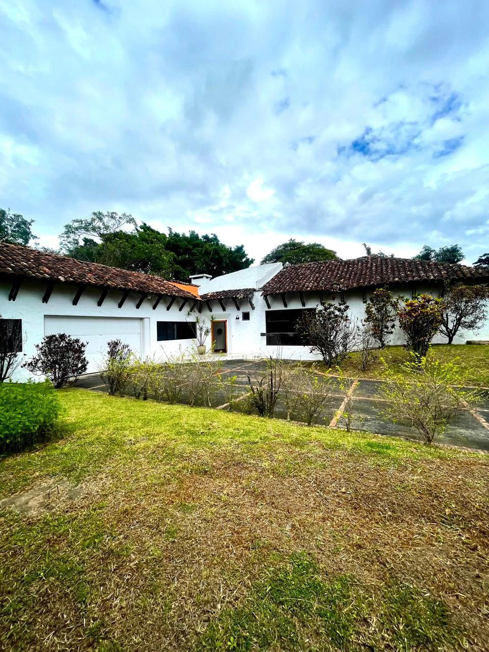 House to Remodel with 1,700 sq m of Land in Pozos, Santa Ana