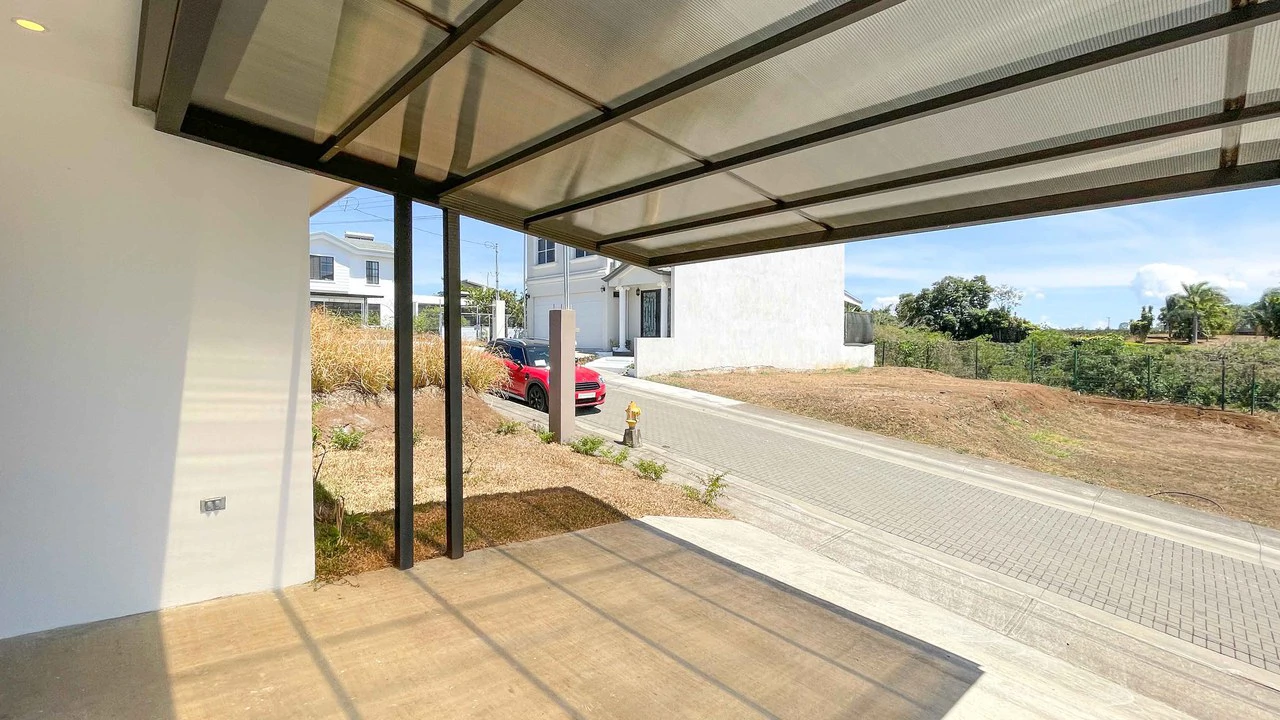 Charming New House for Sale in Gated Community - Gallery image 9