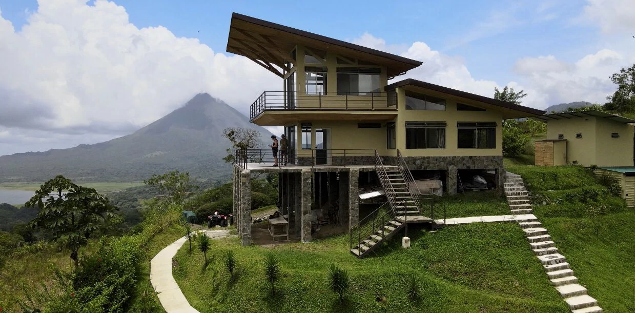 3 bedroom house with swimming pool & 2 Jungle Studios.