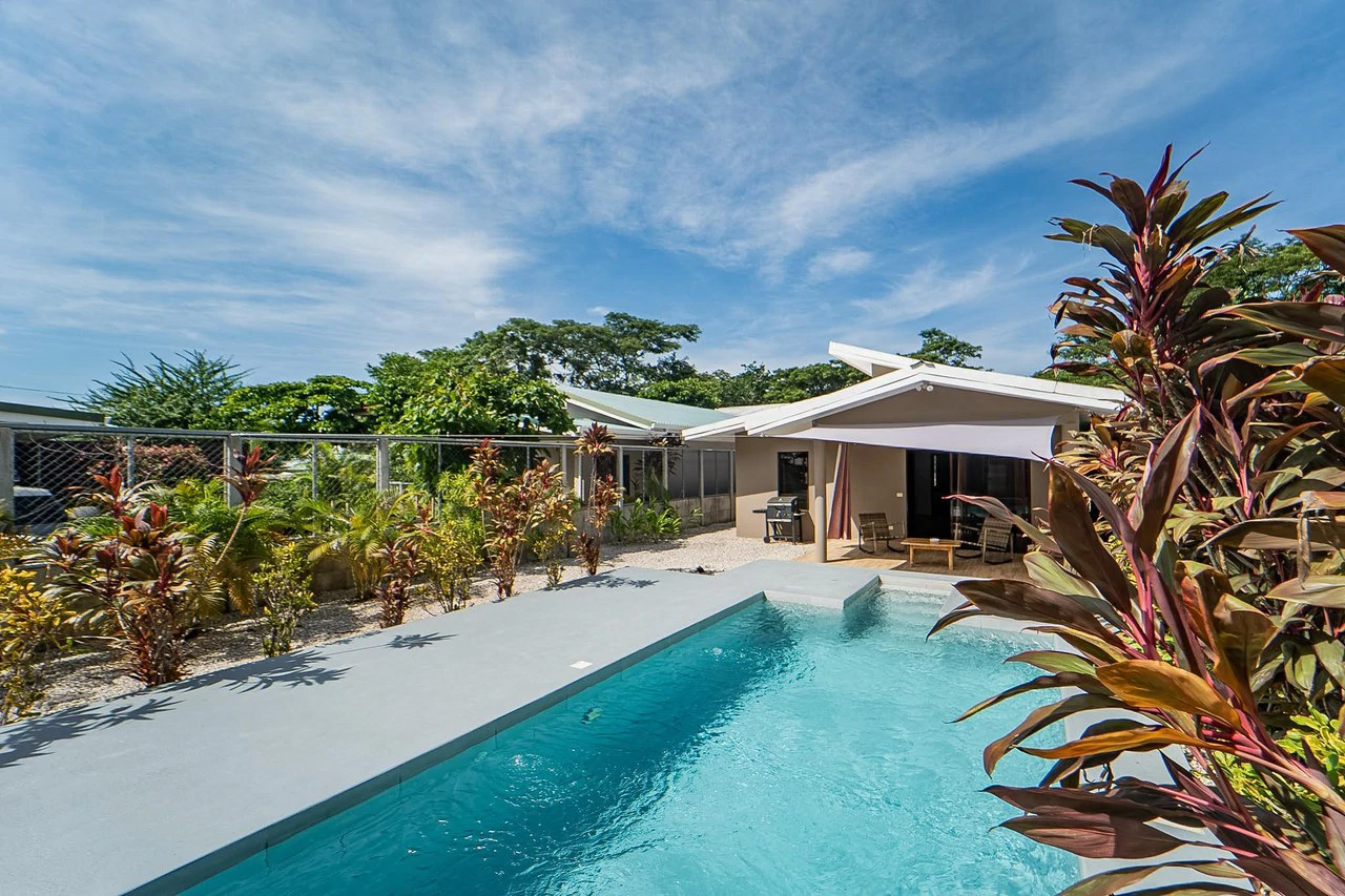 Casa León: Charming 3BR Home w Pool in Town