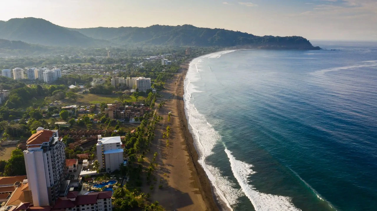 Discover this beautiful property in the heart of Jaco, a home built in the classic Costa Rican style - Gallery image 21