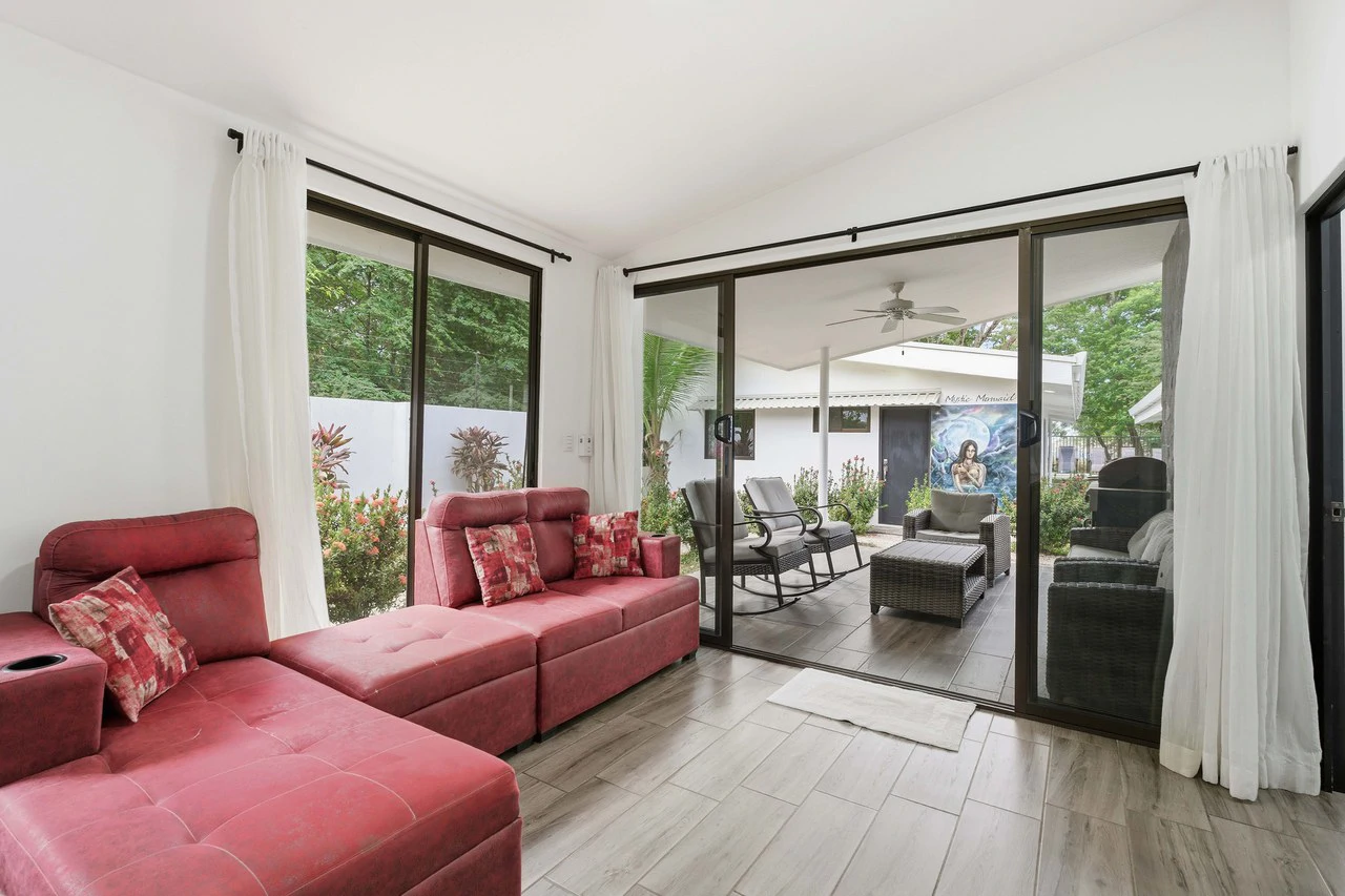 Three Mermaids: Beachfront 10-Bedroom Pod-Style Residence with Pool in Playa Flamingo - Gallery image 21