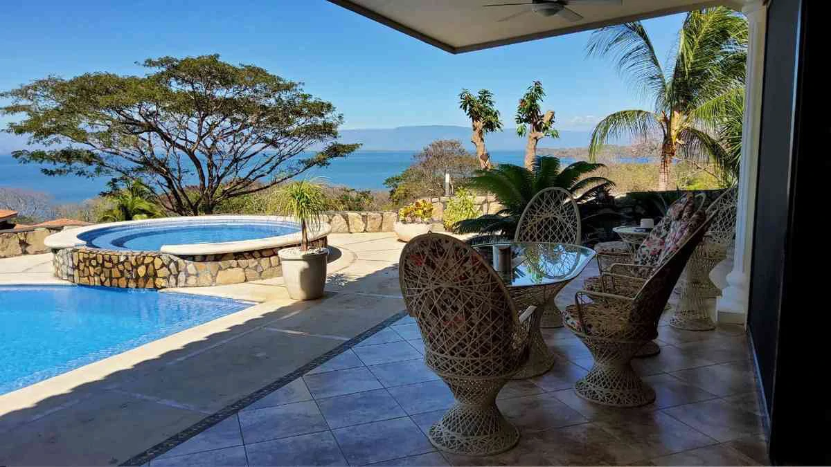 ID 4178: Elegant Coastal Villa with Infinity Pool and Lush Gardens - Gallery image 15