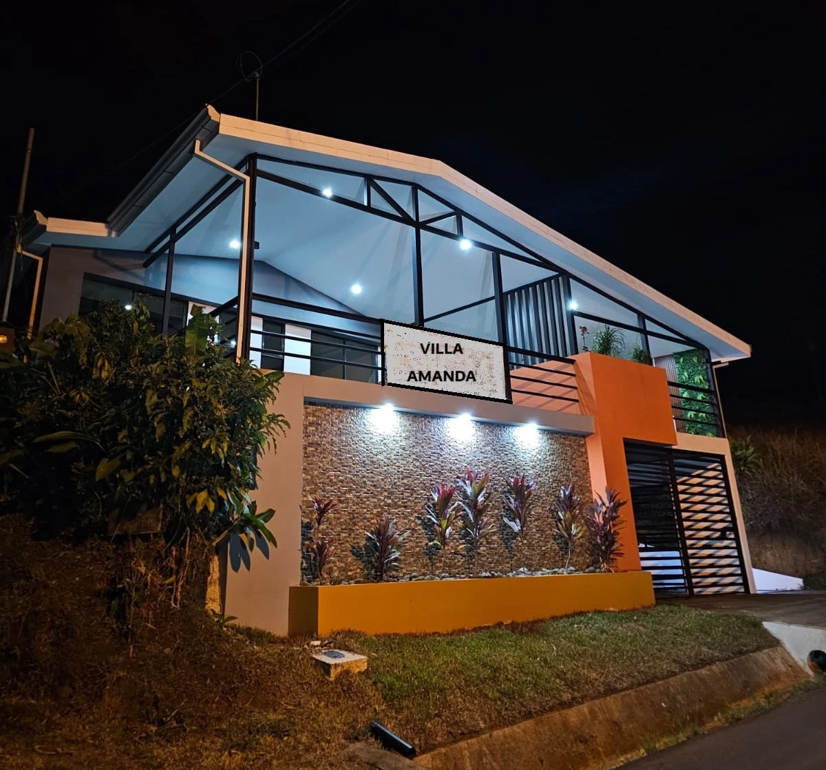 VILLA  AMANDA: Urban Style Home in Rural Setting