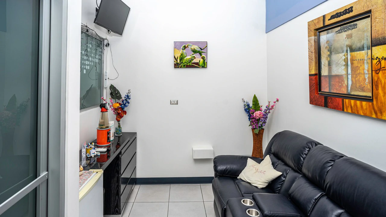 L-130: Building with fully equipped dental clinic - Gallery image 9