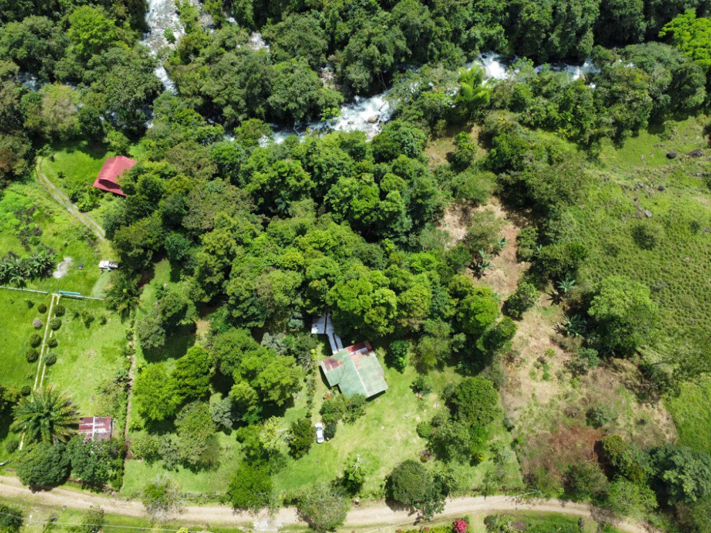 Mountain and Countryside House For Sale in Santa Elena - photo 2