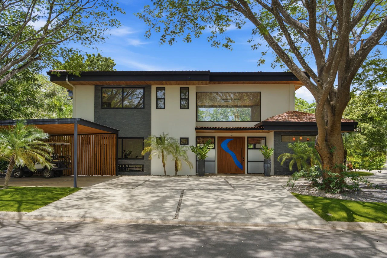 Casa La Ola Perfecta: Luxury 5-Bedroom Home with Pool Near the Beach in Hacienda Pinilla
