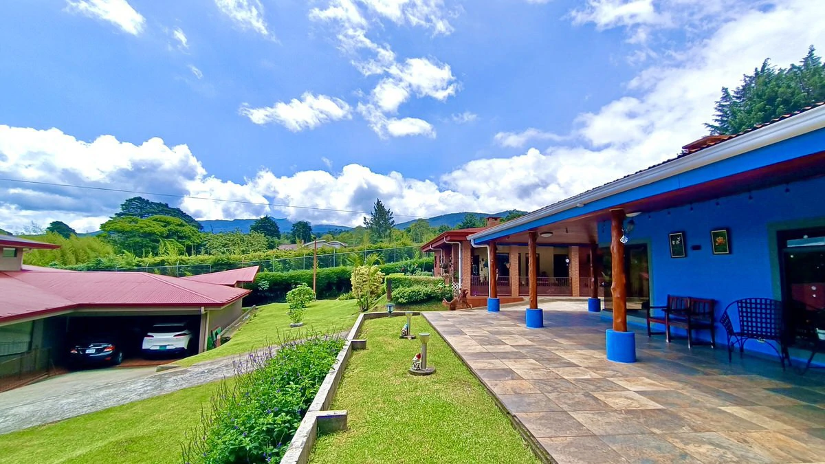 Property for sale with the 3 houses in San Rafael