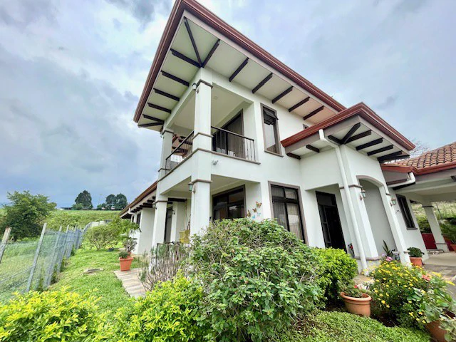 CA-005 Casa del Invernadero: Premium 3-BR / 3.5-BA Gated Estate in Grecia | Turnkey Furnished Option, Private Greenhouse, Clay Roof & River Access - Gallery image 10