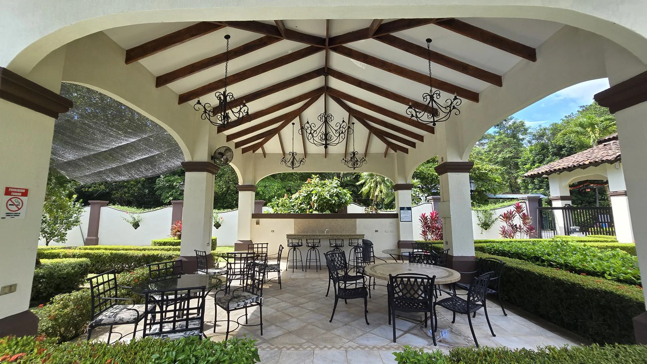 Casa Tropical: Best entry into highly sought after community! - Gallery image 7